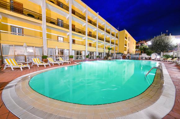 termediaugusto it offerta-agosto-ischia-in-hotel-5-stelle-con-spiaggia-convenzionata 005